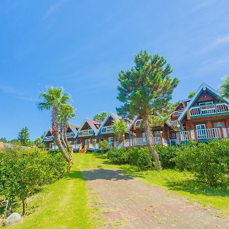 Jungmun Log Pension & Resort ซอกวีโพ ภายนอก รูปภาพ