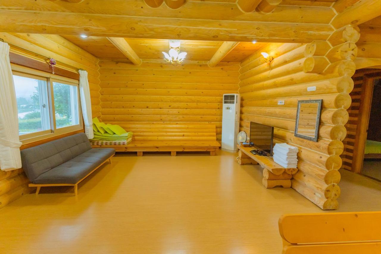 Jungmun Log Pension & Resort ซอกวีโพ ภายนอก รูปภาพ