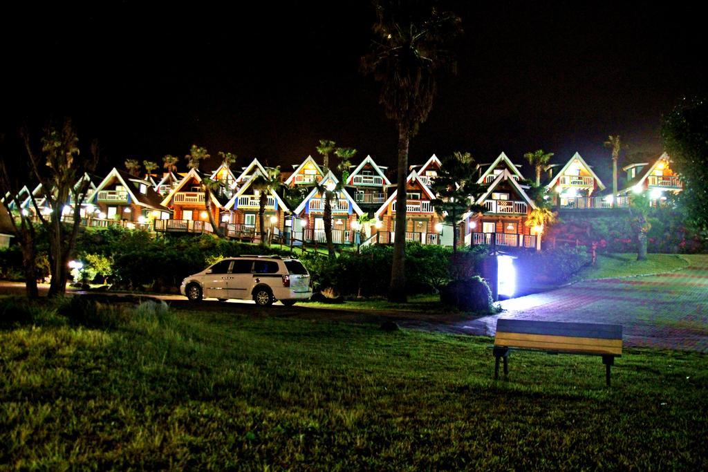 Jungmun Log Pension & Resort ซอกวีโพ ภายนอก รูปภาพ