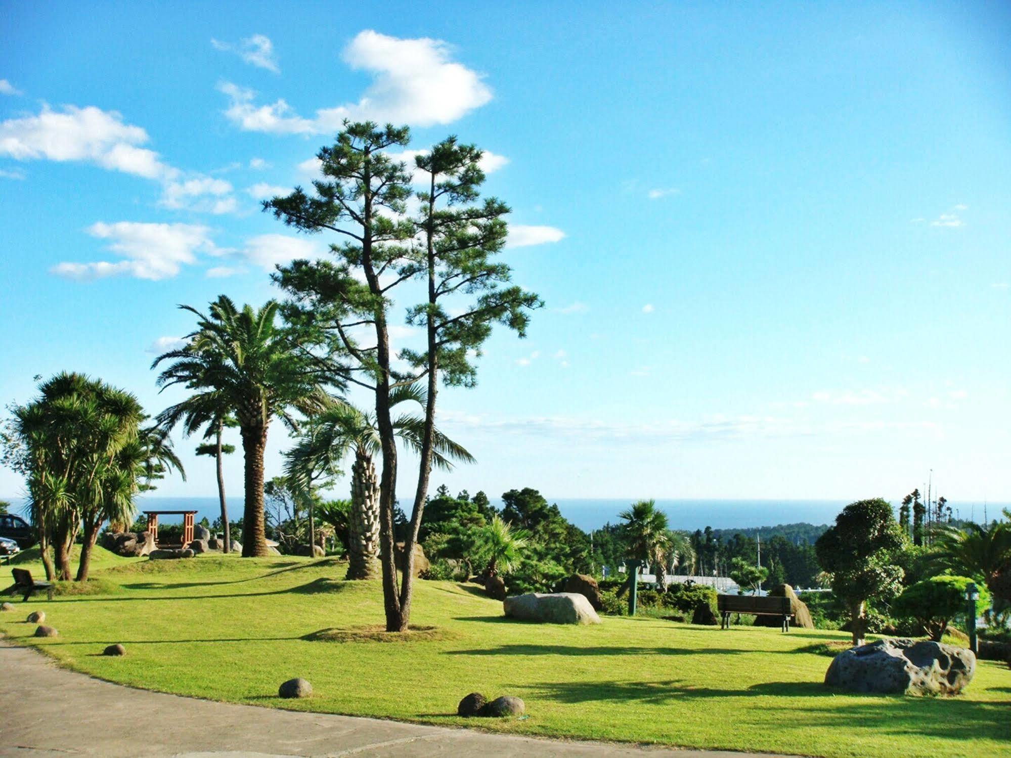 Jungmun Log Pension & Resort ซอกวีโพ ภายนอก รูปภาพ