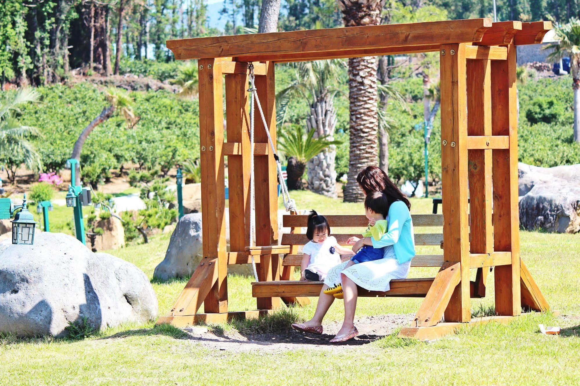 Jungmun Log Pension & Resort ซอกวีโพ ภายนอก รูปภาพ